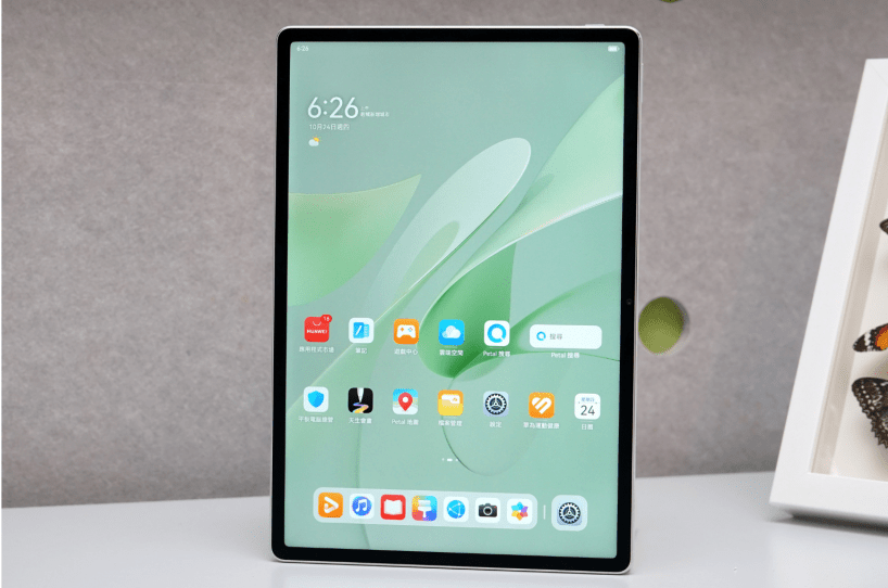 MatePad 12 X采採用全金属一体成型机身,厚度及重量分别为5.9mm及555g。 MatePad 12 X采採用全金属一体成型机身,厚度及重量分别为5.9mm及555g。