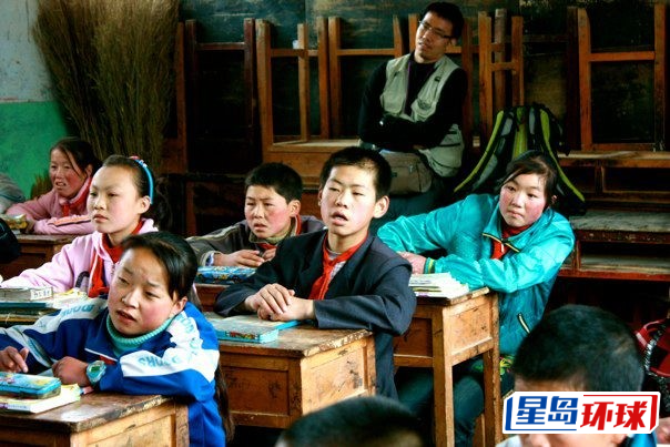 洪几正曾前往云南了解当地的医疗系统。 洪几正曾前往云南了解当地的医疗系统。