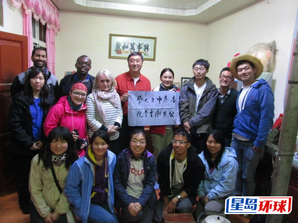 洪几正(前排右二)带领中大及牛津大学学生到访不同国家,陈英凝教授(后排右四)也曾同行。 洪几正(前排右二)带领中大及牛津大学学生到访不同国家,陈英凝教授(后排右四)也曾同行。