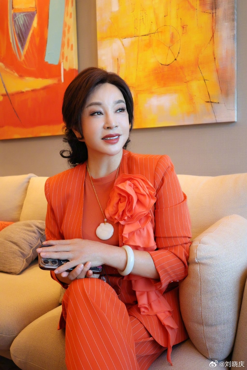 刘晓庆爆出疑似婚内出轨风波。 刘晓庆爆出疑似婚内出轨风波。