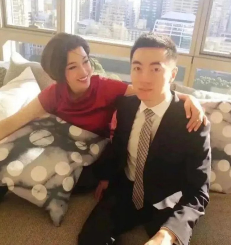 刘晓庆被爆2015年婚内出轨资深摄影师,二人暗交多年。 刘晓庆被爆2015年婚内出轨资深摄影师,二人暗交多年。