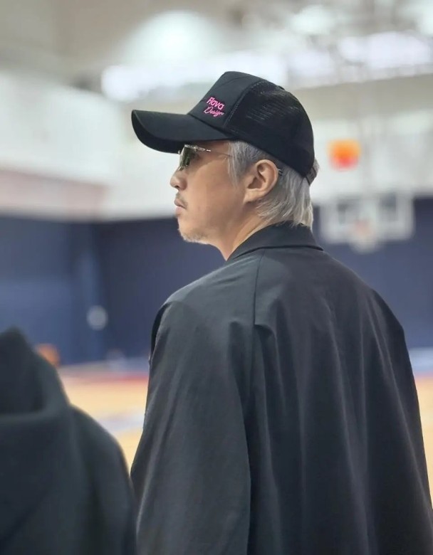 不少网民表示邓超这身打扮有几分撞样周星驰。 不少网民表示邓超这身打扮有几分撞样周星驰。