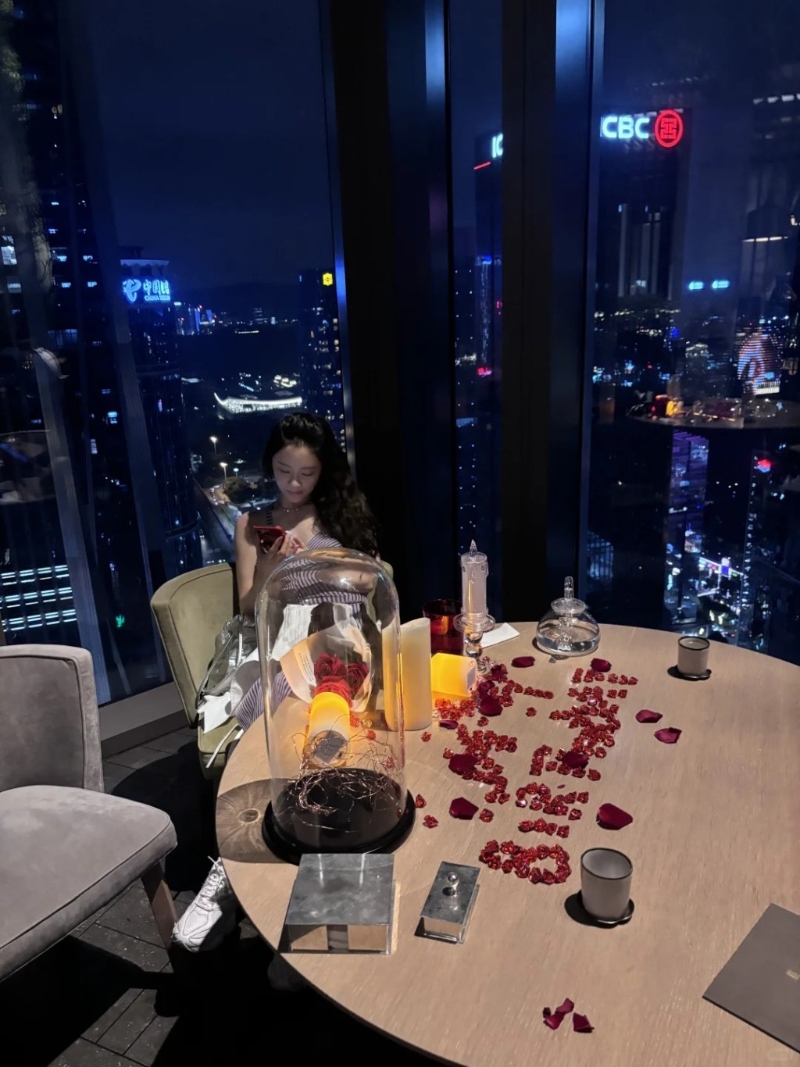 枱上一个玻璃装饰却意外反射看到身穿黑西装的男子,相信倒影中人便是叶文的圈外男友。 枱上一个玻璃装饰却意外反射看到身穿黑西装的男子,相信倒影中人便是叶文的圈外男友。