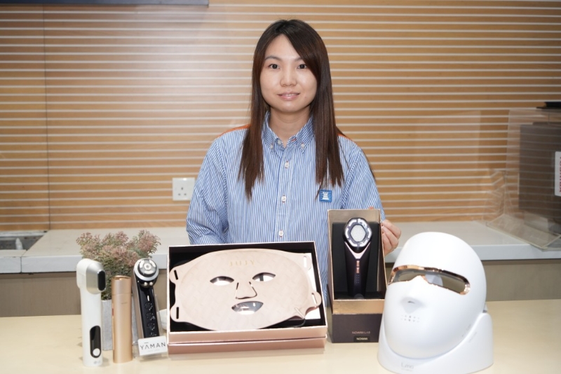 丰泽电器Senior Customer Advisor Kiko Cheung指家用美容仪种类繁多,并能针对不同的皮肤问题。 丰泽电器Senior Customer Advisor Kiko Cheung指家用美容仪种类繁多,并能针对不同的皮肤问题。