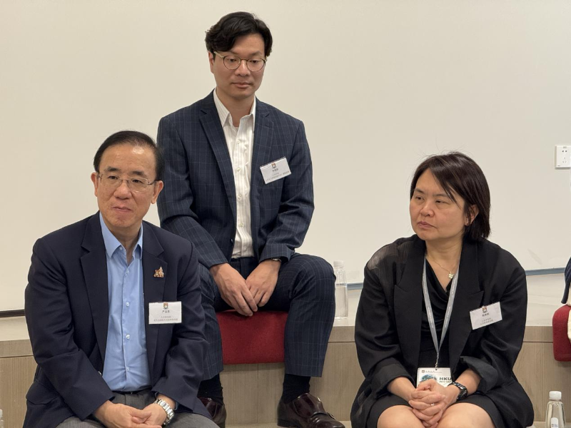 香港大学收生及国际生交流事务总监严志坚教授（前左）、香港大学入学事务部总监郭瑛琪（前右），介绍了港大最新的收生政策。