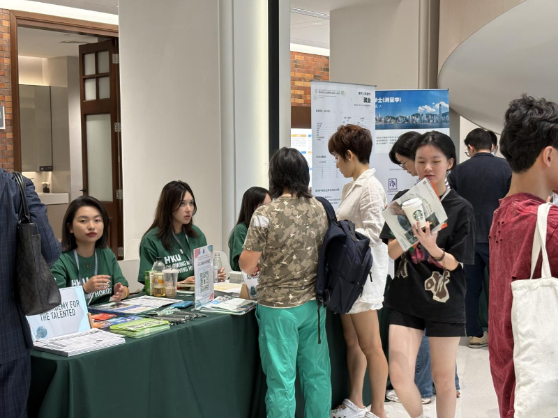 港大首个在内地举行的资讯日，吸引许多家长和学生前来参加。1