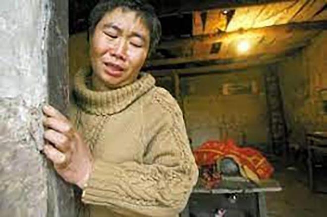 死者母亲:“我又没得罪谁,像这样对娃娃,想起来都心不甘。” 死者母亲:“我又没得罪谁,像这样对娃娃,想起来都心不甘。”