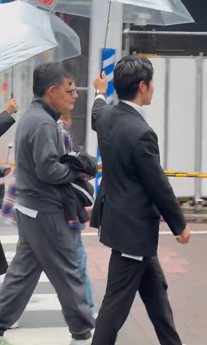 有网民近日在东京银座捕获梁朝伟。 有网民近日在东京银座捕获梁朝伟。