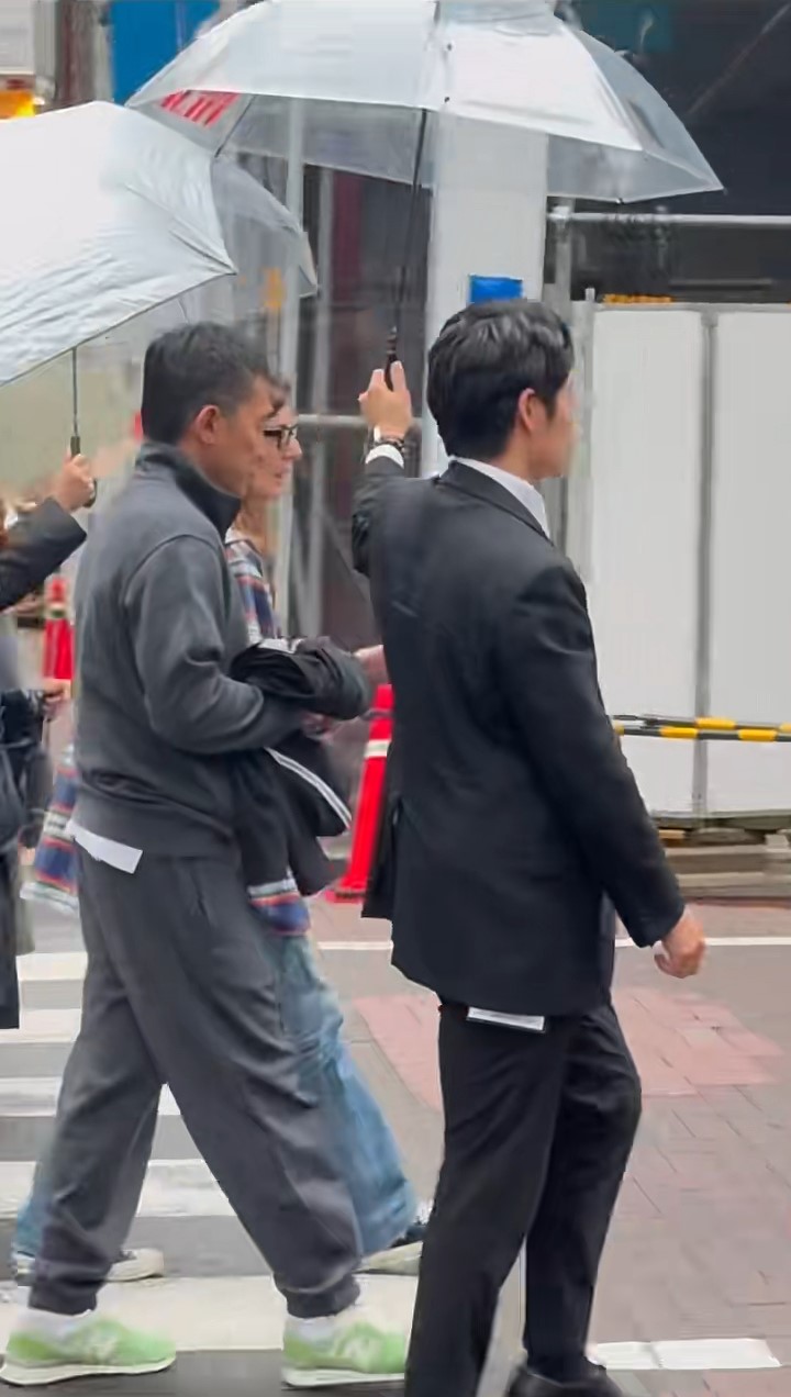 当时天气下着毛毛细雨,梁朝伟身边有5个人为他打伞,目击网民直呼:“好大阵仗!”2 当时天气下着毛毛细雨,梁朝伟身边有5个人为他打伞,目击网民直呼:“好大阵仗!”2