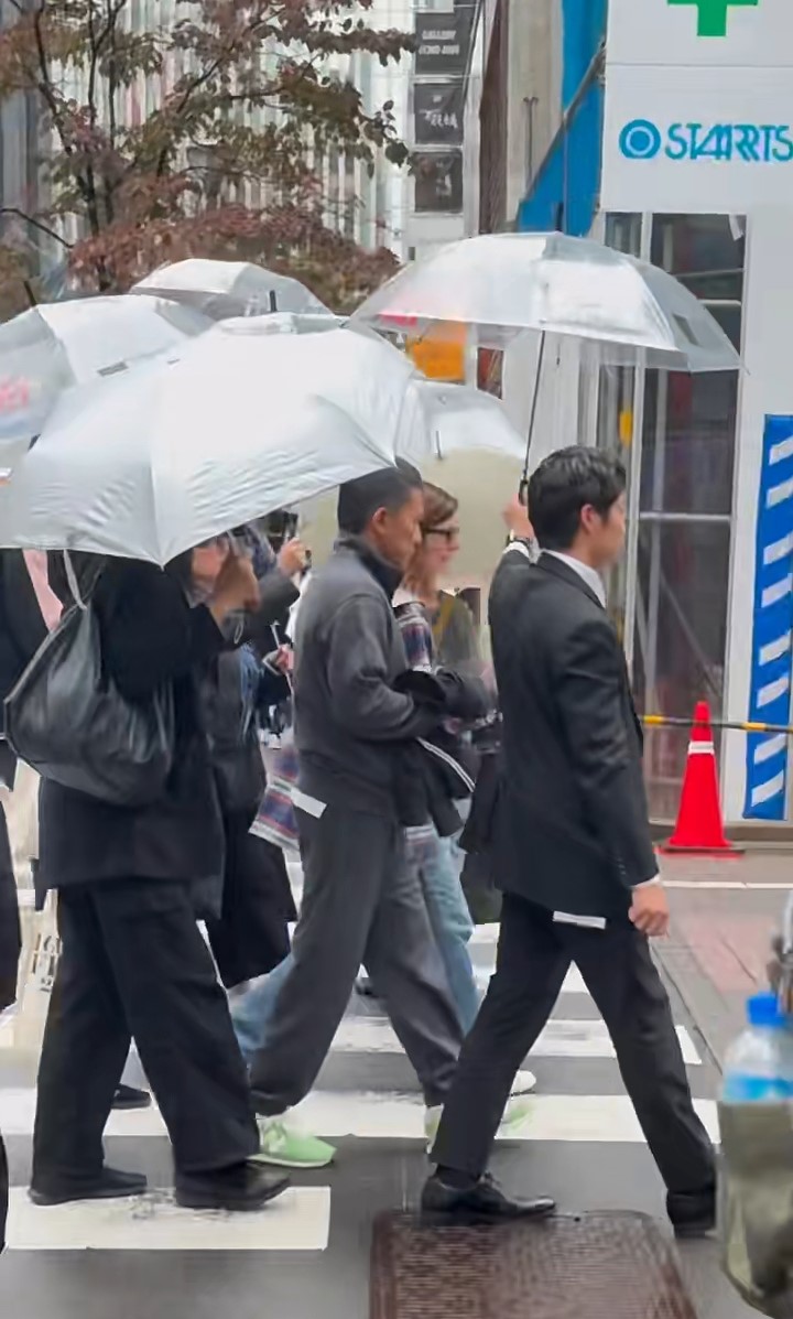 当时天气下着毛毛细雨,梁朝伟身边有5个人为他打伞,目击网民直呼:“好大阵仗!”1 当时天气下着毛毛细雨,梁朝伟身边有5个人为他打伞,目击网民直呼:“好大阵仗!”1