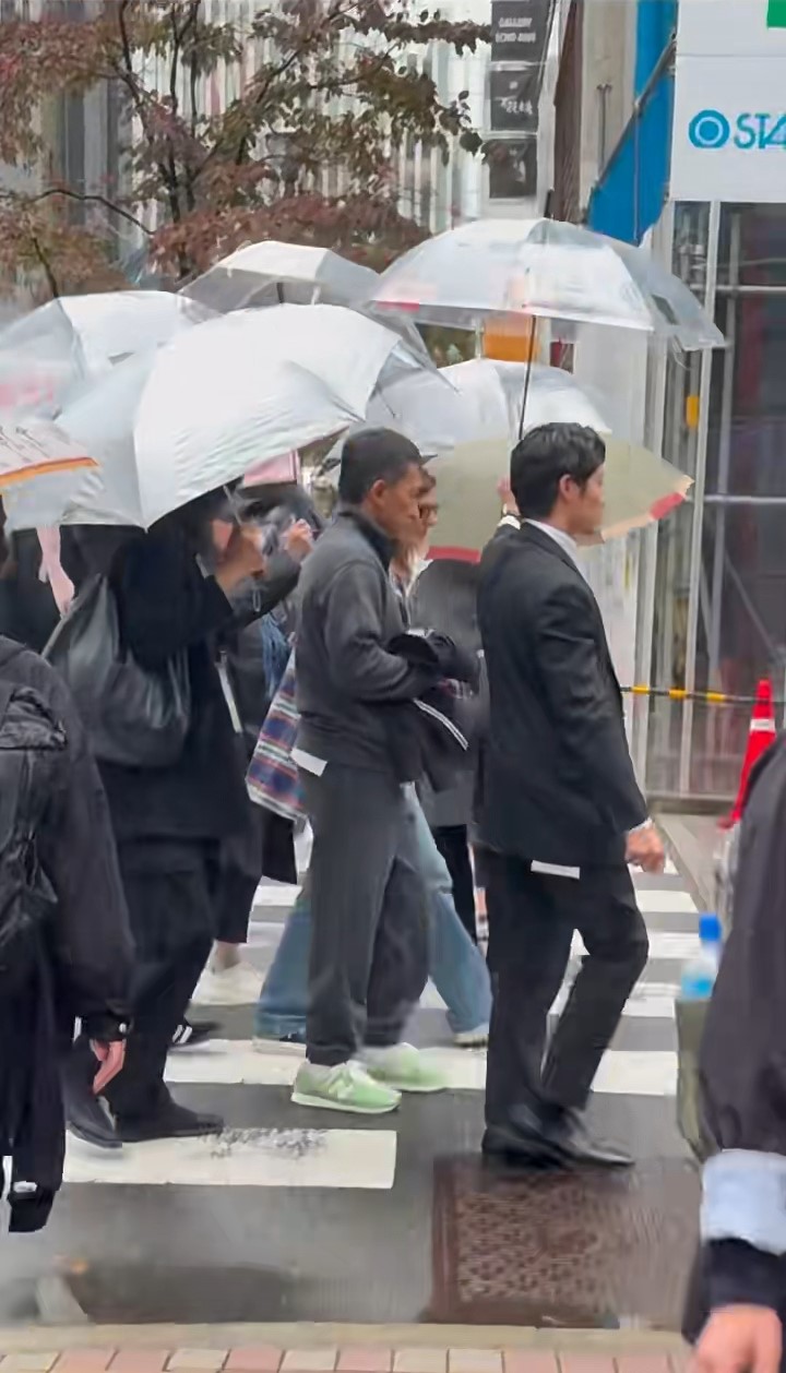 当时天气下着毛毛细雨,梁朝伟身边有5个人为他打伞,目击网民直呼:“好大阵仗!” 当时天气下着毛毛细雨,梁朝伟身边有5个人为他打伞,目击网民直呼:“好大阵仗!”