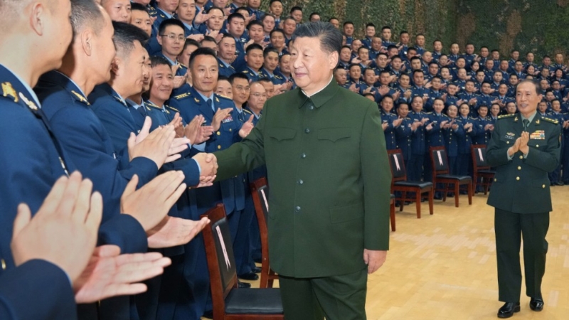 习近平接见空降兵军官兵代表。