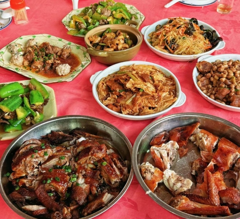 佛山必吃经典美食2024|7. 村居农庄 佛山传统美食高明吊烧鸡来自高明区,农家菜即点即制,出品新鲜。(图片来源:Daisy_@小红书) 佛山必吃经典美食2024|7. 村居农庄 佛山传统美食高明吊烧鸡来自高明区,农家菜即点即制,出品新鲜。(图片来源:Daisy_@小红书)