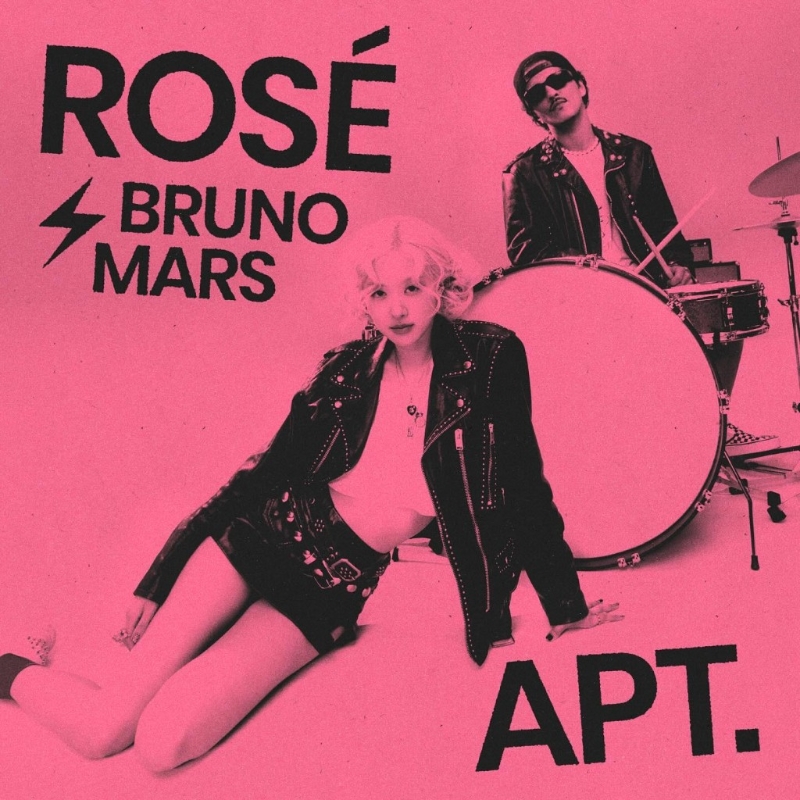 BLACKPINK ROSÉ和“火星人”Bruno Mars合作的单曲《APT.》热播。