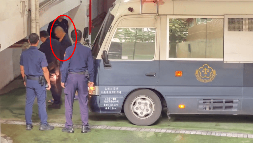 柯文哲一改形象,以剃光头示人。 柯文哲一改形象,以剃光头示人。
