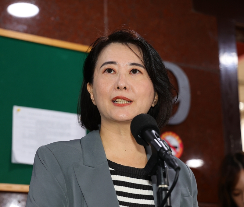国民党“立委”王鸿薇昨爆料,“前卫福部长”、“政委”陈时中及前次长王必胜今年8月6日出席一个场合,会后与香肩美女比肩而出,陈、王及在场的美女医师田知学都澄清,该场合是医师聚会;王鸿薇也为翻车向女医致歉。 国民党“立委”王鸿薇昨爆料,“前卫福部长”、“政委”陈时中及前次长王必胜今年8月6日出席一个场合,会后与香肩美女比肩而出,陈、王及在场的美女医师田知学都澄清,该场合是医师聚会;王鸿薇也为翻车向女医致歉。