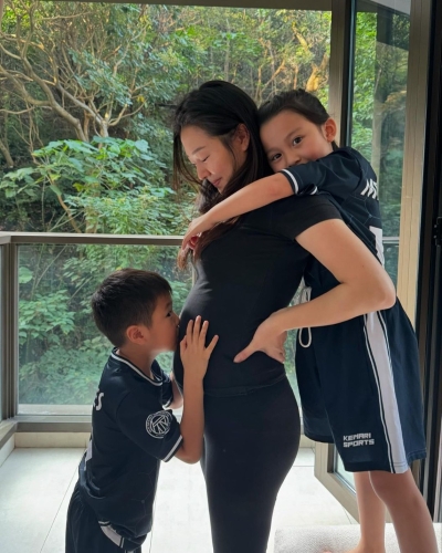 昨日(12日)蔡慧欣就在IG上分享了多张身挺巨肚与子女合照的照片,宣布将迎第3胎宝贝,引来不少网民留言祝福。 昨日(12日)蔡慧欣就在IG上分享了多张身挺巨肚与子女合照的照片,宣布将迎第3胎宝贝,引来不少网民留言祝福。