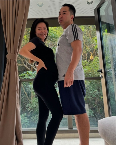 夫妇合照中,蔡慧欣就同老公肚贴肚,笑到见牙不见眼,相当温馨。 夫妇合照中,蔡慧欣就同老公肚贴肚,笑到见牙不见眼,相当温馨。