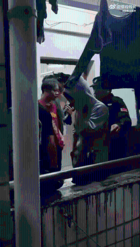 男子(灰衫)闯湖南高校男宿舍偷拍,被警方带走。 男子(灰衫)闯湖南高校男宿舍偷拍,被警方带走。