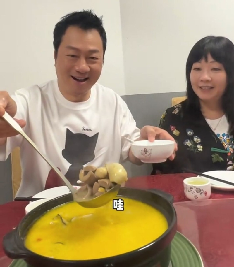 柴十七黎耀祥帶同太太,打卡招牌菜豬腰雞子生蠔湯¥288。 柴十七黎耀祥帶同太太,打卡招牌菜豬腰雞子生蠔湯¥288。