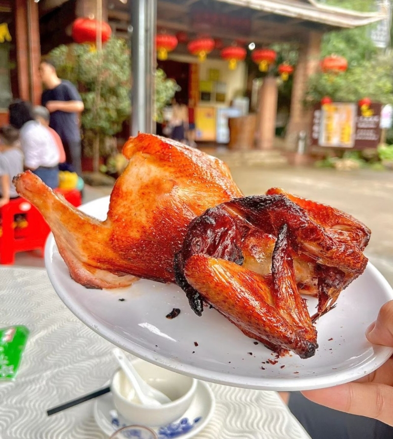 镇店之宝古法烧鸡,将自家饲养的三黄鸡用秘制酱料醃制,明火烧制,原只上桌,鸡肉爆汁。 镇店之宝古法烧鸡,将自家饲养的三黄鸡用秘制酱料醃制,明火烧制,原只上桌,鸡肉爆汁。