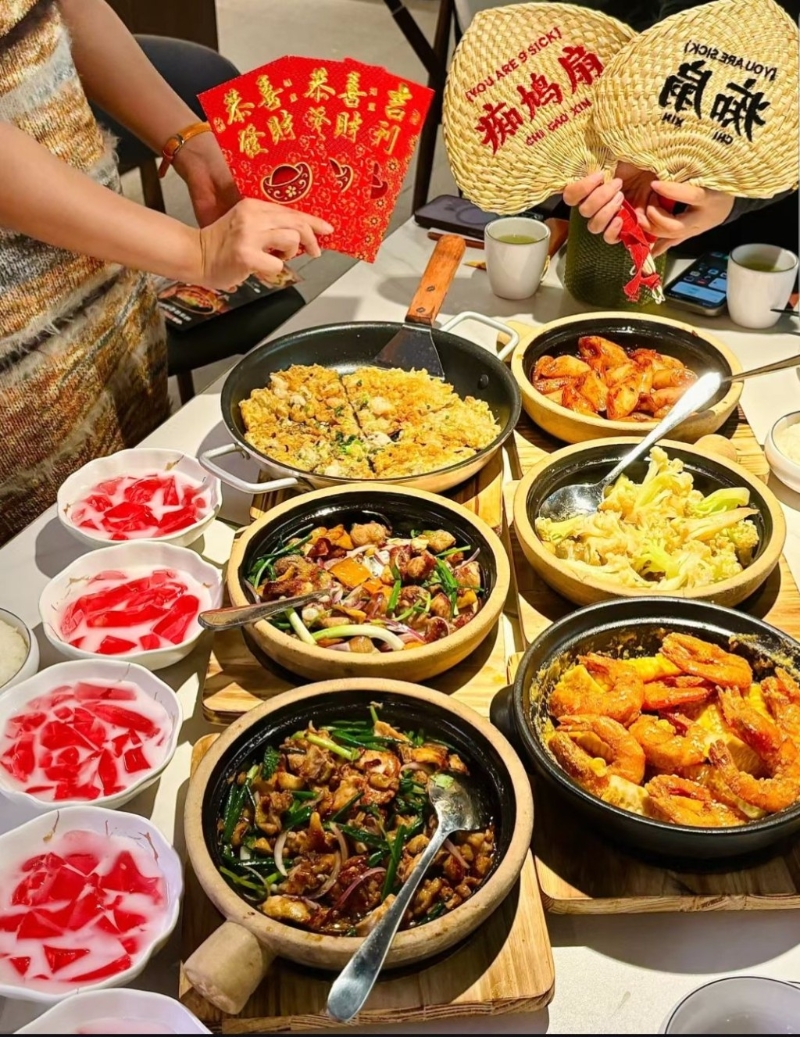 深圳长龙店啫腾日前在江门开新店,传统啫啫煲融入新元素,即点即制。 深圳长龙店啫腾日前在江门开新店,传统啫啫煲融入新元素,即点即制。