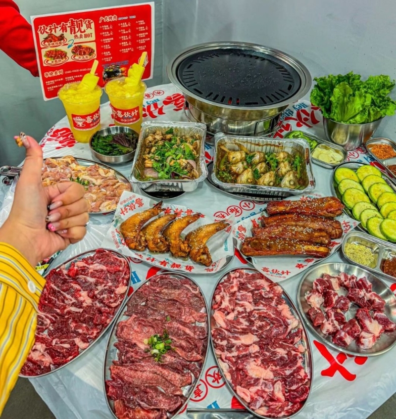 网红广式烤肉店,主打锡纸烧、瓦缸吊烧,食材新鲜。 网红广式烤肉店,主打锡纸烧、瓦缸吊烧,食材新鲜。
