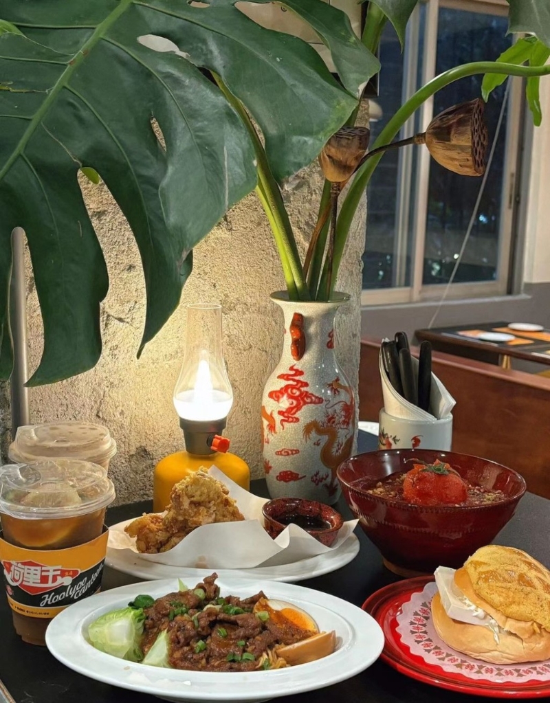 很多年轻人来品尝港式茶餐厅美食,因为价格实惠,迅即成为网红打卡好去处。 很多年轻人来品尝港式茶餐厅美食,因为价格实惠,迅即成为网红打卡好去处。