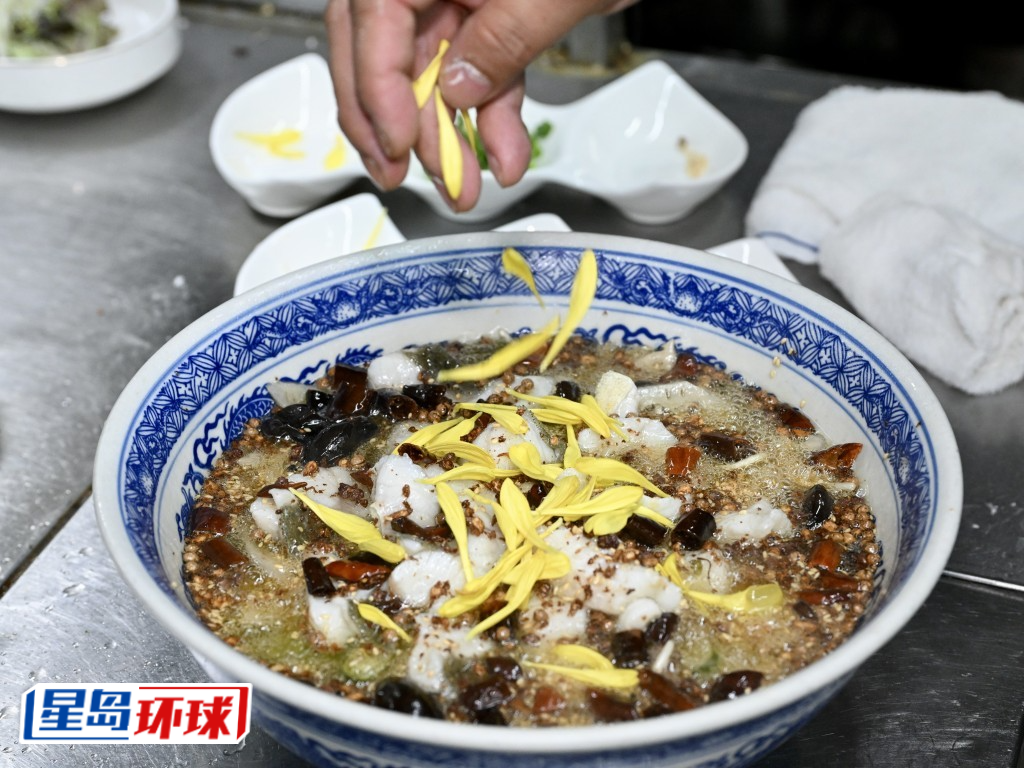 金牌红花酸菜桂花鱼是叶师傅的招牌菜。 金牌红花酸菜桂花鱼是叶师傅的招牌菜。