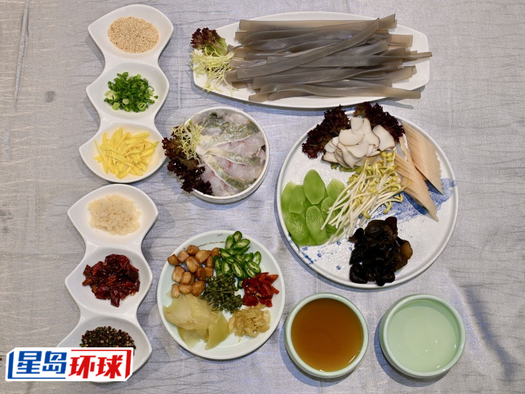 配料及调味料丰富。 配料及调味料丰富。
