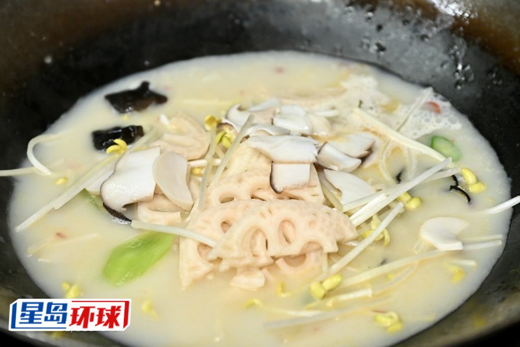 加入多种香料煮鱼汤。 加入多种香料煮鱼汤。