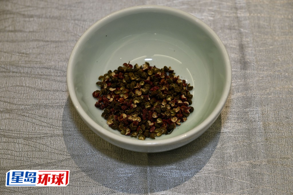 加入青及红花椒干提升香味。 加入青及红花椒干提升香味。
