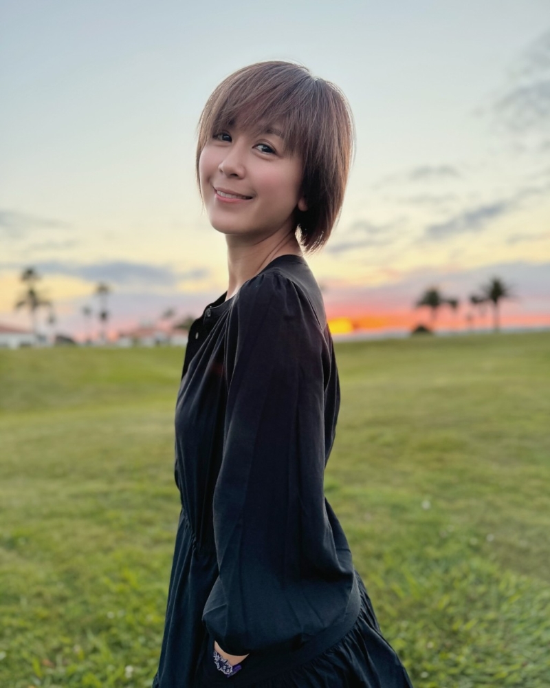 唐宁15日在IG晒出了她的新造型靓相,相中见她剪了一头浏海短发,染上浅棕色,面上完全没细纹,皮肤相当好。 唐宁15日在IG晒出了她的新造型靓相,相中见她剪了一头浏海短发,染上浅棕色,面上完全没细纹,皮肤相当好。