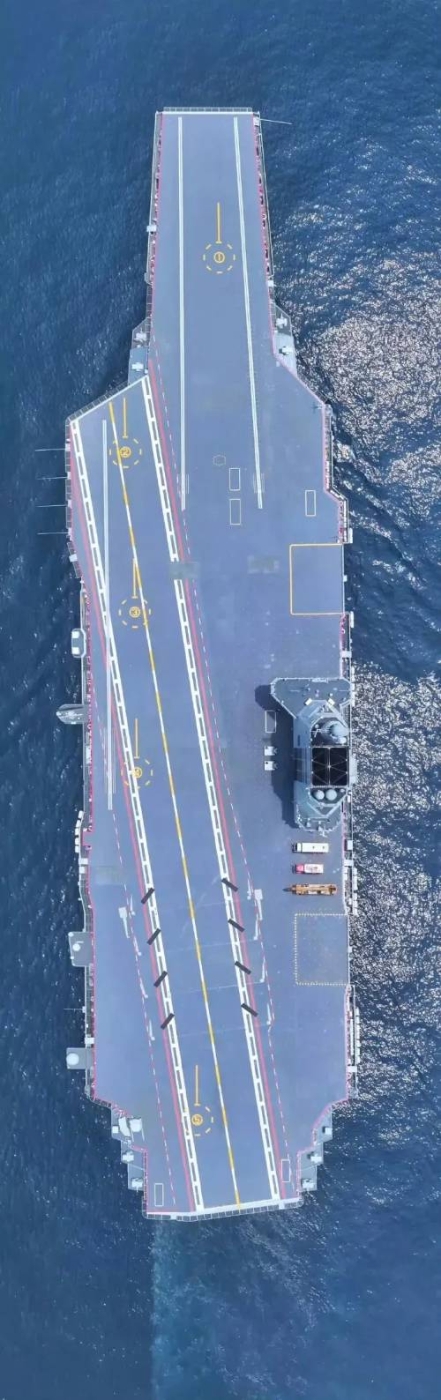 福建舰甲板高清图。