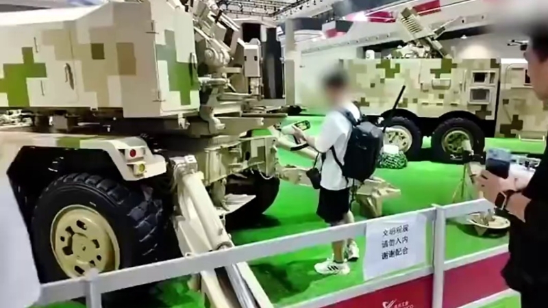 男子闯围栏内手持仪器扫瞄军事设备，被质疑是“间谍”行为。