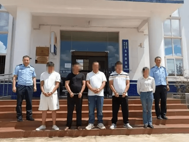 云南网上惊现“绑架片”,4人自导自演摆拍被刑拘。 云南网上惊现“绑架片”,4人自导自演摆拍被刑拘。