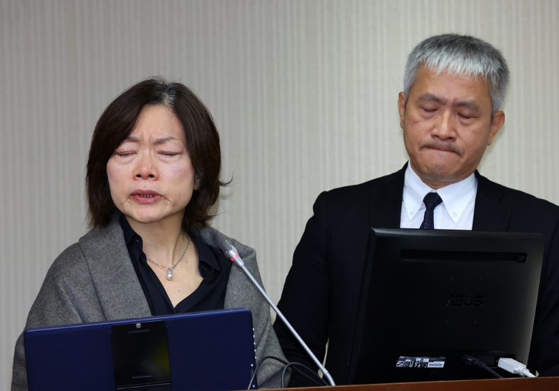 对劳发署公务员轻生案一事,“劳动部”长何佩珊(左)20日在“立法院”备询时哽咽落泪,并证实他会负起政治责任,向“行政院”请辞。图右为劳发署署长蔡孟良。 对劳发署公务员轻生案一事,“劳动部”长何佩珊(左)20日在“立法院”备询时哽咽落泪,并证实他会负起政治责任,向“行政院”请辞。图右为劳发署署长蔡孟良。