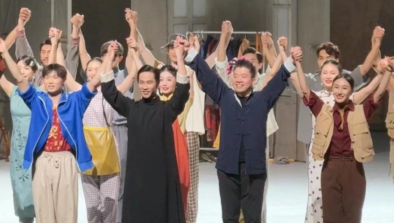 《泳春》在香港演出受到欢迎。 《泳春》在香港演出受到欢迎。