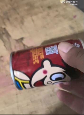 有人发视频,展示切开旺仔牛奶罐发现疑似老鼠过程 有人发视频,展示切开旺仔牛奶罐发现疑似老鼠过程