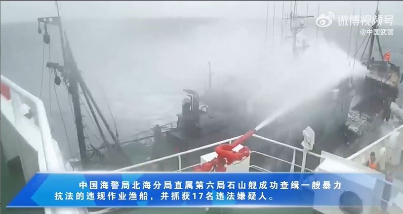 中国水警在黄海追可疑渔船,最后将其控制。 中国水警在黄海追可疑渔船,最后将其控制。