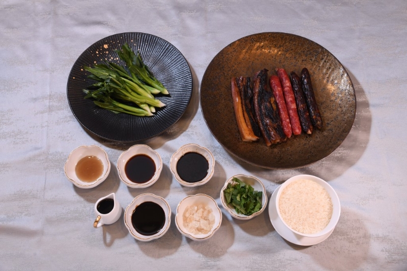 材料包括三款腊味。 材料包括三款腊味。