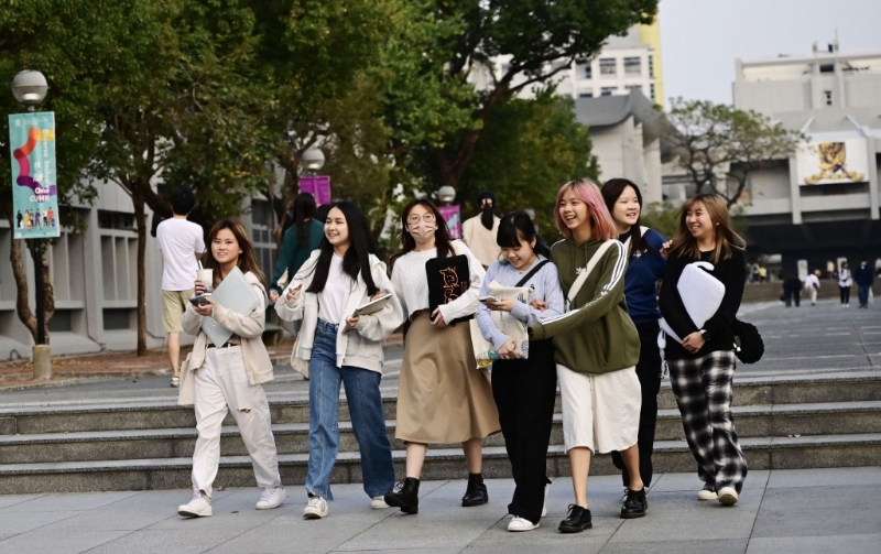 今年的《大学联招选科指南》,会重点介绍本港12间高等学府的热门抢报学科。 今年的《大学联招选科指南》,会重点介绍本港12间高等学府的热门抢报学科。