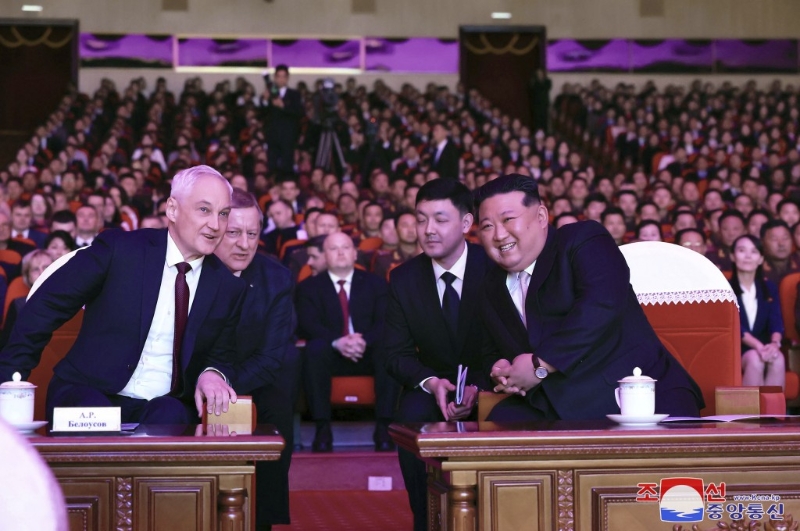 金正恩招待贝洛索夫看表演。美联社 金正恩招待贝洛索夫看表演。美联社
