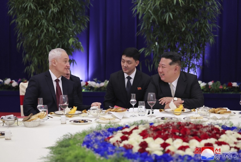 金正恩设宴招待贝洛索夫。美联社 金正恩设宴招待贝洛索夫。美联社