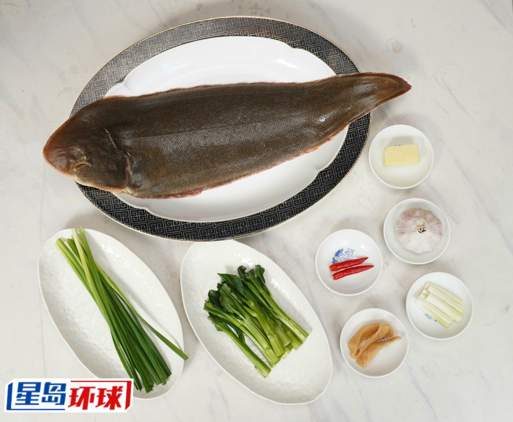 加入多种配料为鱼肉提味。 加入多种配料为鱼肉提味。