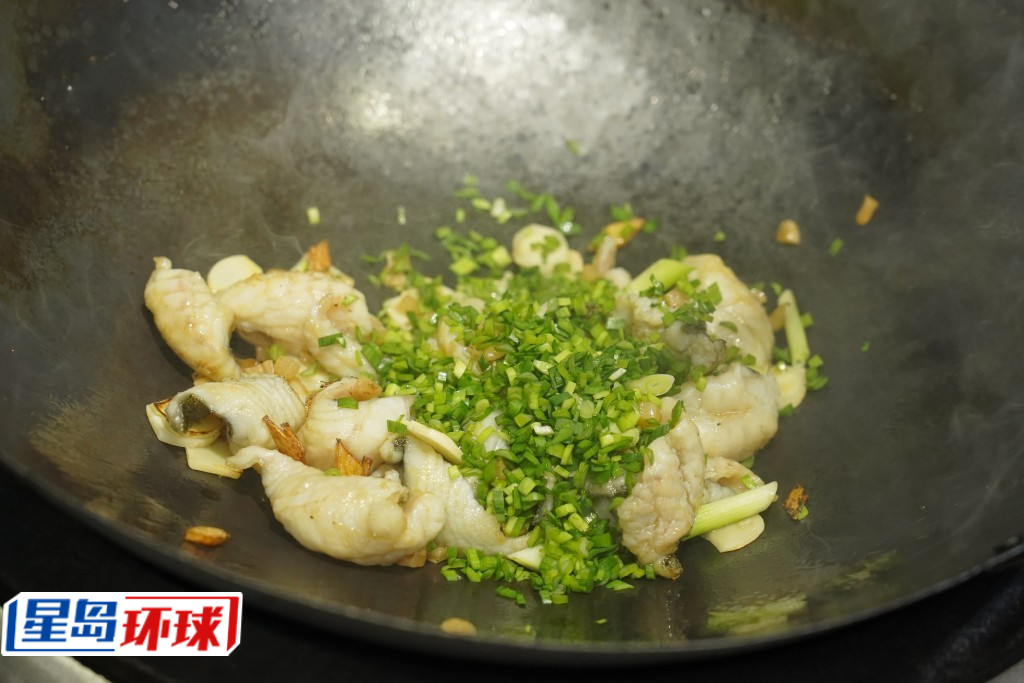 炒鱼肉着重火候。 炒鱼肉着重火候。