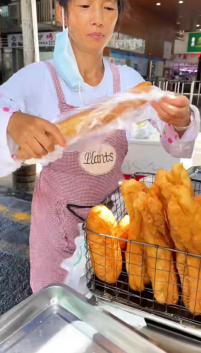 第二间推介的食店是炸油条店. 第二间推介的食店是炸油条店.