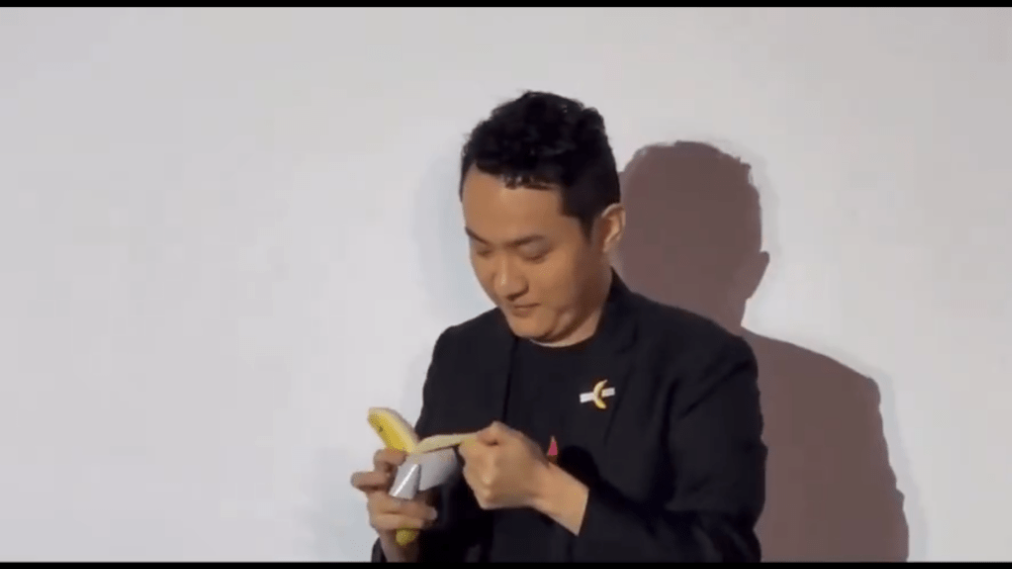 孙宇晨取下香蕉后慢慢剥皮。 微博截图 孙宇晨取下香蕉后慢慢剥皮。 微博截图