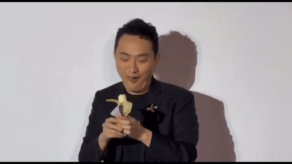 孙宇晨慢慢嘴嚼“天价香蕉”。 微博截图 孙宇晨慢慢嘴嚼“天价香蕉”。 微博截图