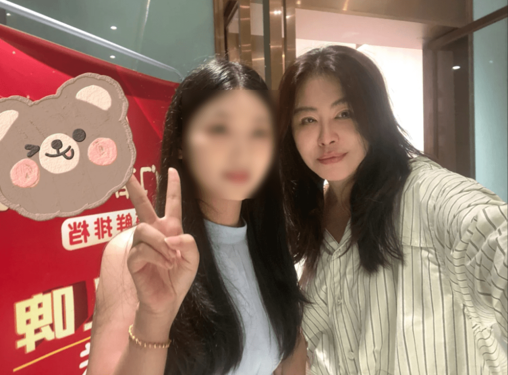 有网民近日巧遇王祖贤,女神除罩,还亲民揸机自拍。 有网民近日巧遇王祖贤,女神除罩,还亲民揸机自拍。